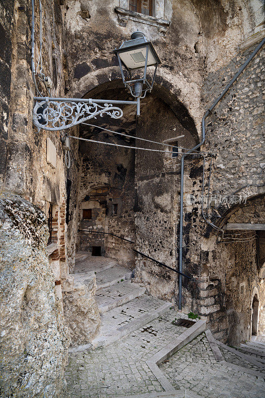 中世纪城镇中心有拱门，Campo di Giove Abruzzo意大利